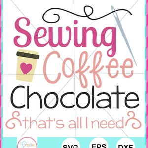 Puede incluir: Diseño gráfico de texto rosa y negro con una aguja e hilo, una taza de café con un corazón y el texto "Coser Café Chocolate & eso es todo lo que necesito".