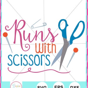 Puede incluir: Un diseño gráfico rosa, azul y gris con el texto "Runs with Scissors". El diseño incluye un par de tijeras, un alfiler de seguridad y dos alfileres de coser.