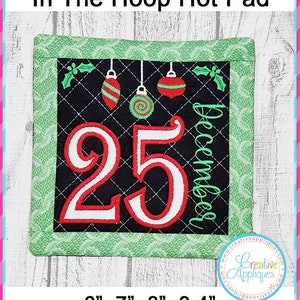 以下が含まれることがあります： 赤と白の刺繍で「12月」と「25」が施された、緑と黒のキルティングされた鍋敷き。鍋敷きは、赤と白のオーナメント3つで飾られています。鍋敷きは、4つのサイズからお選びいただけます: 15.2 cm、17.8 cm、20.3 cm、23.9 cm。