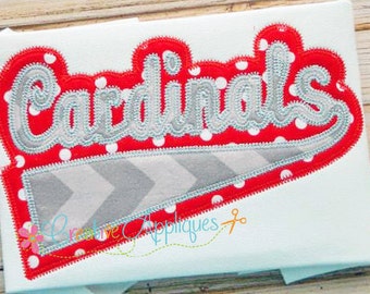Puede incluir: Aplique rojo y blanco con la palabra "Cardinals" en letras plateadas. El aplique tiene un patrón de chevron gris en la parte inferior.