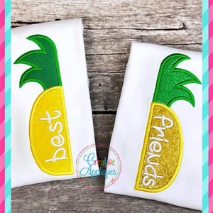 Puede incluir: Dos camisetas blancas con diseños de piña bordados. Una camiseta dice "Best" y la otra dice "Friends".