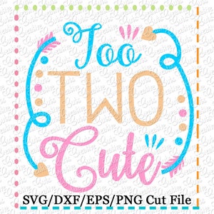 Może przedstawiać: Cyfrowy plik do cięcia z tekstem "Too Two Cute" w fantazyjnym kroju pisma. Tekst jest w kolorze różowym, pomarańczowym i niebieskim z ozdobnym wzorem strzałki. Projekt idealnie nadaje się do tworzenia spersonalizowanych prac ręcznych, takich jak koszulki, kubki i dekoracje do domu.