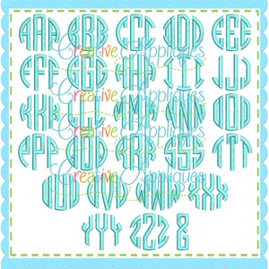 Op de afbeelding: Een set van 26 monogram letters in een cirkel, in een lichtblauwe kleur. De letters zijn in een bloklettertype. De letters zijn alfabetisch gerangschikt.