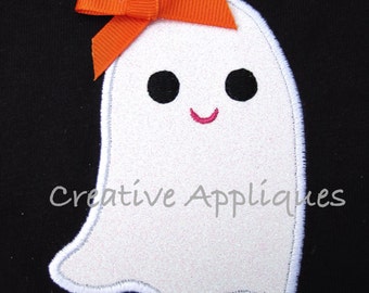 Puede incluir: Una aplicación de fantasma blanco con contorno negro y una sonrisa rosa. El fantasma tiene dos ojos negros y lleva un lazo naranja en la cabeza. La aplicación está sobre un fondo negro.
