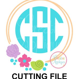 Puede incluir: Un monograma turquesa con las letras CSC en un círculo con un doble contorno naranja. El monograma está rodeado por una concha, una flor rosa, una concha verde y puntos azules.
