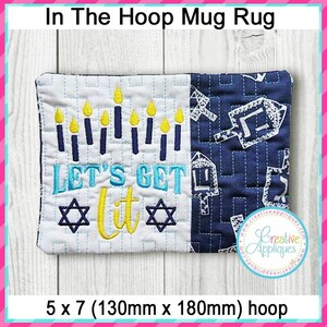 Puede incluir: Un tapete para taza blanco y azul con velas, estrellas de David y el texto "Let's Get Lit" bordados. El tapete mide 5 pulgadas por 7 pulgadas (130 mm x 180 mm).