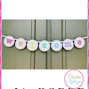 Peut inclure: Une bannière brodée colorée avec le mot "WELCOME". Chaque lettre est sur un fond circulaire blanc avec un bord festonné, enfilée sur un ruban blanc. Disponible en 5 tailles : 7,6 cm, 10,2 cm, 12,7 cm, 15,2 cm et 17,8 cm.