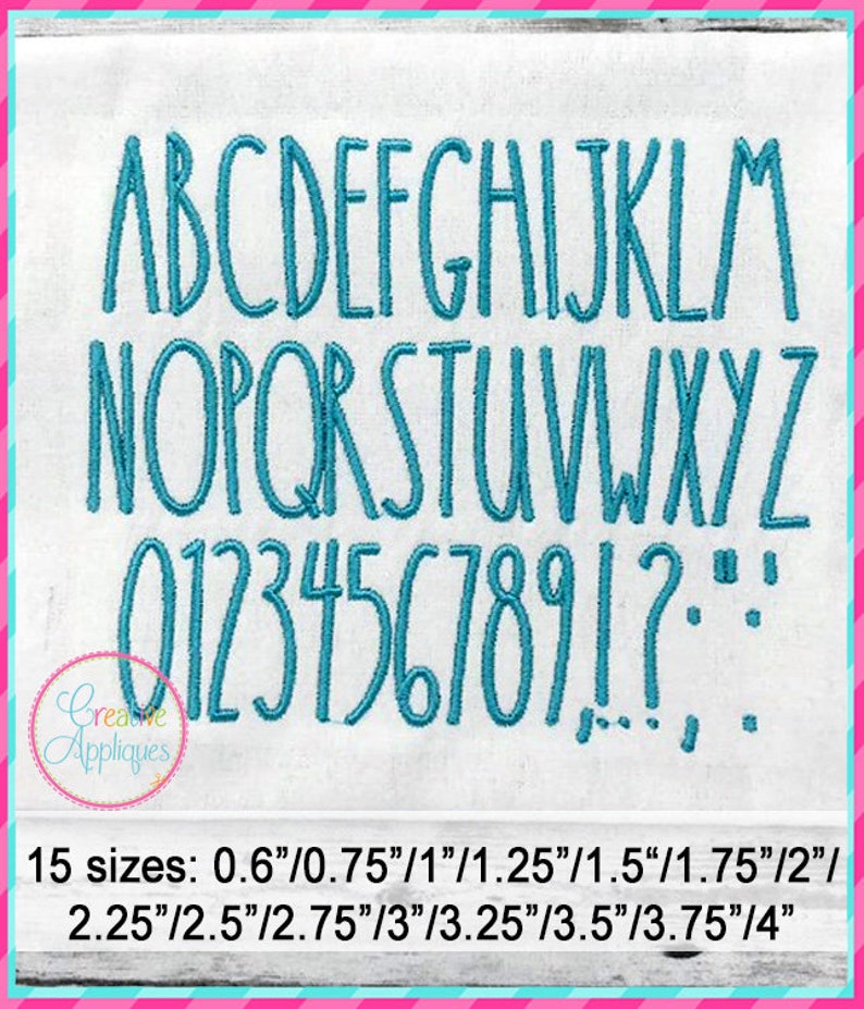 Puede incluir: Un conjunto de letras may&uacute;sculas, letras min&uacute;sculas, n&uacute;meros y signos de puntuaci&oacute;n en una fuente manuscrita. Las letras y los n&uacute;meros son de color azul turquesa y est&aacute;n delineados en blanco. La fuente es un estilo de escritura simple y casual. La imagen incluye el texto "15 tama&ntilde;os: 0,6"/0,75"/1"/1,25"/1,5"/1,75"/2"/ 2,25"/2,5"/2,75"/3"/3,25"/3,5"/3,75"/4"