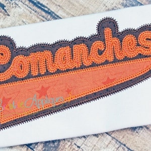 Puede incluir: Parche bordado naranja y marrón con la palabra "Comanches" en una fuente estilizada.