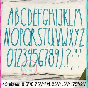 Puede incluir: Una tela blanca con un alfabeto y n&uacute;meros bordados en azul turquesa. Las letras est&aacute;n en un estilo simple y manuscrito. El texto debajo de las letras dice "15 tama&ntilde;os: 0,6"/0,75"/1"/1,25"/1,5"/1,75"/2"/ 2,25"/2,5"/2,75"/3"/3,25"/3,5"/3,75"/4"