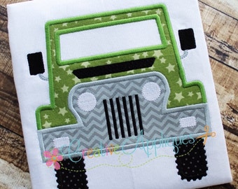 Puede incluir: Diseño de aplique verde y gris de un jeep sobre un fondo blanco. El jeep tiene una parrilla negra, neumáticos negros con lunares blancos y un patrón de estrellas blancas en la carrocería.