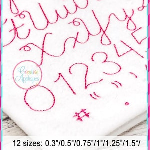 Pode incluir: Um conjunto de letras e números cursivos em um design de bordado de fio rosa. O design está disponível em 12 tamanhos, variando de 0,3 polegadas a 3 polegadas.