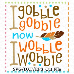 Op de afbeelding: Een digitale snijbestand met de tekst "I gobble, gobble now I wobble, wobble" in bruine en oranje letters, met een veergrafiek. De bestandsformaten zijn SVG, DXF en EPS.