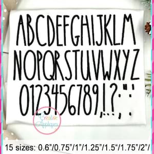 Puede incluir: Un conjunto de fuentes en blanco y negro con letras may&uacute;sculas, n&uacute;meros y signos de puntuaci&oacute;n. La fuente es un estilo simple y escrito a mano. La imagen incluye el texto "15 tama&ntilde;os: 0.6"/0.75"/1"/1.25"/1.5"/1.75"/2"/ 2.25"/2.5"/2.75"/3"/3.25"/3.5"/3.75"/4"".