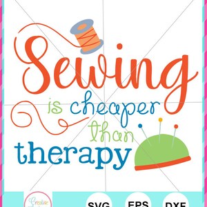 Puede incluir: Gráfico colorido con el texto "Coser es más barato que la terapia". El diseño incluye una bobina de hilo, un alfiletero y las palabras "SVG EPS DXF".