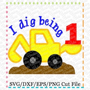 Peut inclure: Un dessin animé jaune d'une excavatrice avec des roues noires et le texte "I dig being 1" en bleu et rouge. Le design est pour une célébration du premier anniversaire. L'image comprend également les types de fichiers SVG, DXF, EPS et PNG.