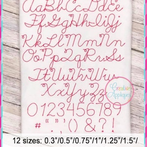 Pode incluir: Um conjunto de letras do alfabeto em itálico, números e sinais de pontuação em fio de bordado rosa. As letras estão em uma fonte de escrita cursiva. A imagem inclui o texto "Creative Appliques" e "12 tamanhos: 0.3"/0.5"/0.75"/1"/1.25"/1.5"/ 1.75"/2"/2.25"/2.5"/2.75"/3"".