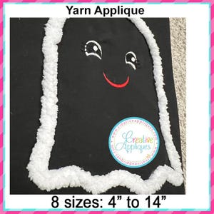 Könnte beinhalten: Weißer Garn-Applikationen eines Geistes mit schwarzen Augen, rotem Mund und weißem Umriss. Der Geist befindet sich auf einem schwarzen Hintergrund. Das Bild enthält den Text "Yarn Applique" und "8 Größen: 4" bis 14".
