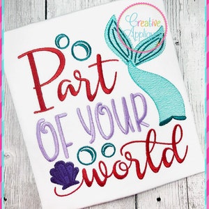 Puede incluir: Diseño bordado en una camiseta blanca con una cola de sirena, conchas y burbujas con el texto "Part of your world".