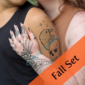 Puede incluir: Dos personas con tatuajes temporales. Una persona tiene un dise&ntilde;o de telara&ntilde;a en blanco y negro en el brazo. La otra persona tiene un dise&ntilde;o de cuervo y calavera en blanco y negro en el hombro. El texto "Fall Set" est&aacute; sobre un fondo naranja.