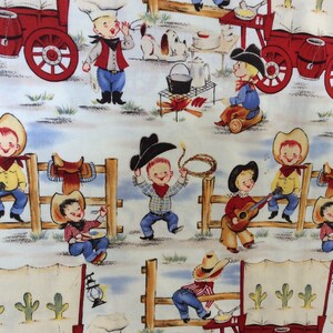 K&ouml;nnte beinhalten: Ein Stoff mit sich wiederholendem Muster zum Thema Cowboy. Das Design umfasst Cartoon-Cowboys, einen Planwagen, ein Lagerfeuer und einen Hund. Die Cowboys tragen H&uuml;te, Bandanas und Stiefel. Die Farbpalette umfasst Rot, Gelb, Blau und Wei&szlig;.