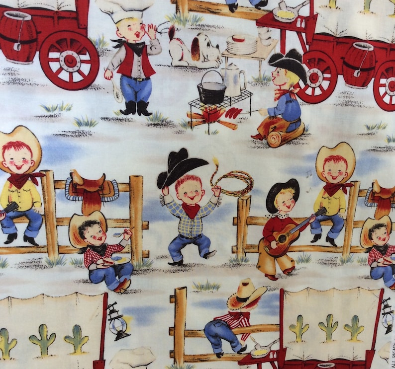 K&ouml;nnte beinhalten: Ein Stoff mit sich wiederholendem Muster zum Thema Cowboy. Das Design umfasst Cartoon-Cowboys, einen Planwagen, ein Lagerfeuer und einen Hund. Die Cowboys tragen H&uuml;te, Bandanas und Stiefel. Die Farbpalette umfasst Rot, Gelb, Blau und Wei&szlig;.