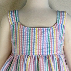 Girls rainbow colors seersucker dress, attached sash, ties in back for better fit, pastel stripes in blue, yellow, pink, white, 3T 4T, 5T, bild 10