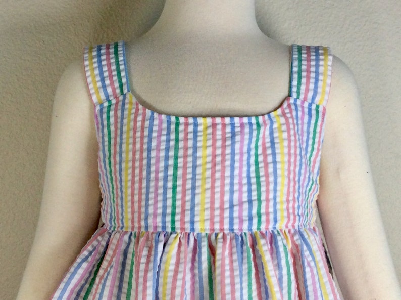 Girls rainbow colors seersucker dress, attached sash, ties in back for better fit, pastel stripes in blue, yellow, pink, white, 3T 4T, 5T, bild 10