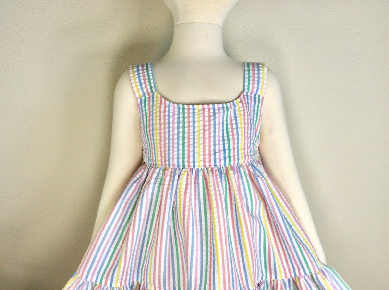 Girls rainbow colors seersucker dress, attached sash, ties in back for better fit, pastel stripes in blue, yellow, pink, white, 3T 4T, 5T, bild 6