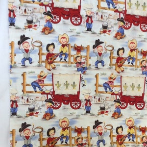 K&ouml;nnte beinhalten: Stoff mit einem sich wiederholenden Muster aus Cartoon-Cowboys, Planwagen und Lagerfeuern. Cowboys tragen H&uuml;te, Bandanas und Stiefel. Die Planwagen sind rot mit wei&szlig;en Planen. Der Hintergrund ist eine schneebedeckte Landschaft mit einem Holzzaun.