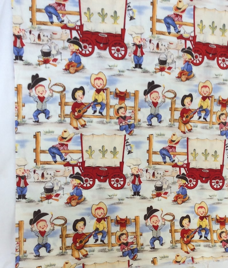 K&ouml;nnte beinhalten: Stoff mit einem sich wiederholenden Muster aus Cartoon-Cowboys, Planwagen und Lagerfeuern. Cowboys tragen H&uuml;te, Bandanas und Stiefel. Die Planwagen sind rot mit wei&szlig;en Planen. Der Hintergrund ist eine schneebedeckte Landschaft mit einem Holzzaun.