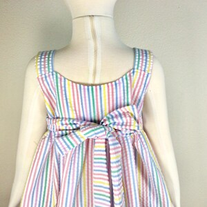 Girls rainbow colors seersucker dress, attached sash, ties in back for better fit, pastel stripes in blue, yellow, pink, white, 3T 4T, 5T, bild 3