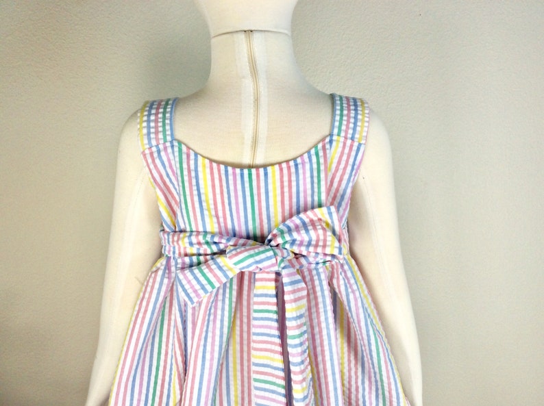 Girls rainbow colors seersucker dress, attached sash, ties in back for better fit, pastel stripes in blue, yellow, pink, white, 3T 4T, 5T, bild 3