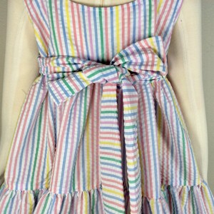 Girls rainbow colors seersucker dress, attached sash, ties in back for better fit, pastel stripes in blue, yellow, pink, white, 3T 4T, 5T, bild 4