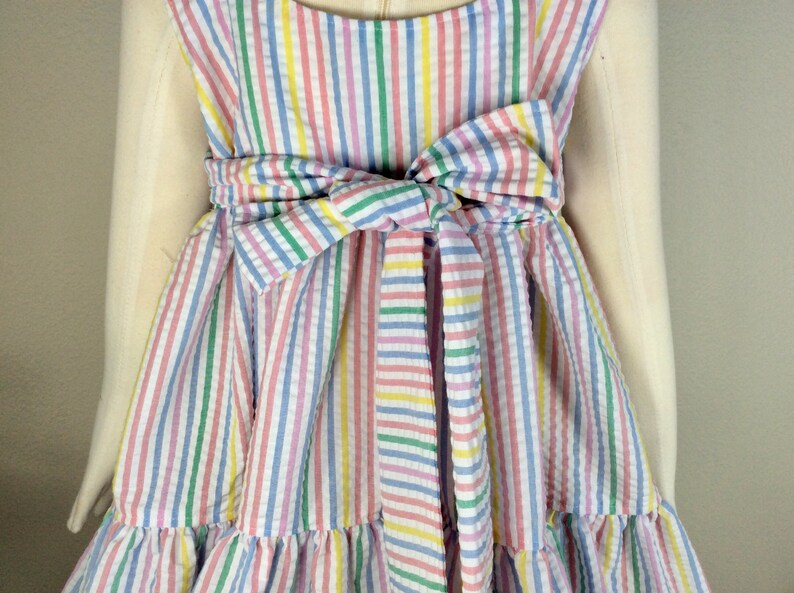 Girls rainbow colors seersucker dress, attached sash, ties in back for better fit, pastel stripes in blue, yellow, pink, white, 3T 4T, 5T, bild 4