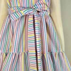 Girls rainbow colors seersucker dress, attached sash, ties in back for better fit, pastel stripes in blue, yellow, pink, white, 3T 4T, 5T, bild 5