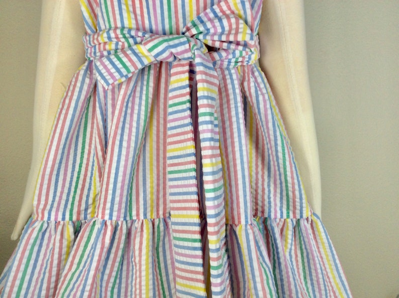 Girls rainbow colors seersucker dress, attached sash, ties in back for better fit, pastel stripes in blue, yellow, pink, white, 3T 4T, 5T, bild 5