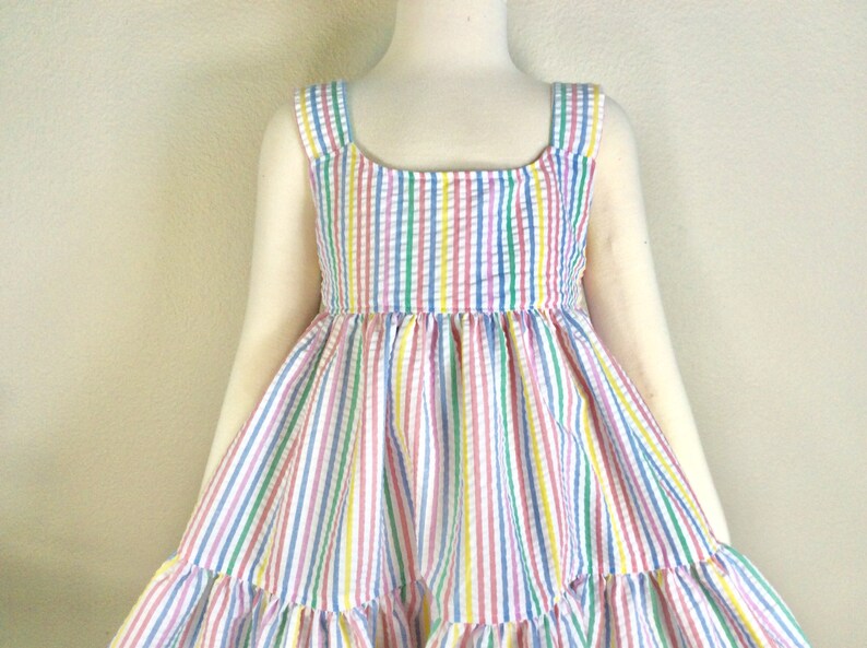 Girls rainbow colors seersucker dress, attached sash, ties in back for better fit, pastel stripes in blue, yellow, pink, white, 3T 4T, 5T, bild 8