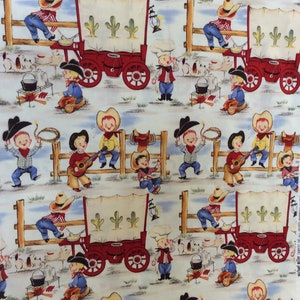 K&ouml;nnte beinhalten: Stoff mit einem sich wiederholenden Muster aus Cartoon-Cowboys und Planwagen. Die Cowboys tragen H&uuml;te, Bandanas und Jeans. Die Wagen sind rot mit wei&szlig;en Planen und Kaktusmotiven. Der Hintergrund ist hellblau mit einem Zaun und Kochszenen.