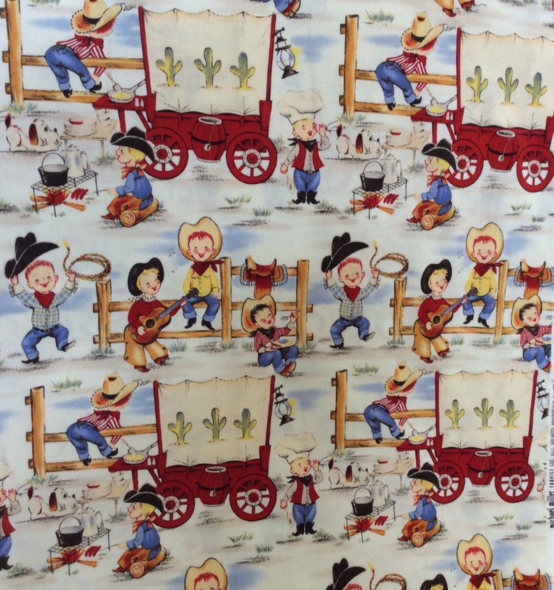 K&ouml;nnte beinhalten: Stoff mit einem sich wiederholenden Muster aus Cartoon-Cowboys und Planwagen. Die Cowboys tragen H&uuml;te, Bandanas und Jeans. Die Wagen sind rot mit wei&szlig;en Planen und Kaktusmotiven. Der Hintergrund ist hellblau mit einem Zaun und Kochszenen.