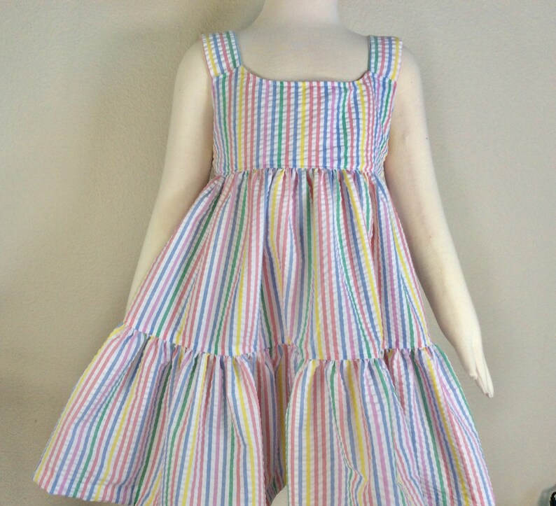 Girls rainbow colors seersucker dress, attached sash, ties in back for better fit, pastel stripes in blue, yellow, pink, white, 3T 4T, 5T, bild 9