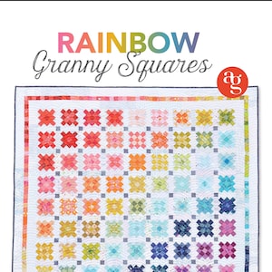 Puede incluir: Un patrón de colcha colorido con un arcoíris de cuadrados de la abuela. La colcha mide 56 pulgadas cuadradas y está hecha con una variedad de telas. La colcha está diseñada por Alison Gamm y acolchada a máquina por Kristen Mashe. La colcha se titula "Rainbow Granny Squares".
