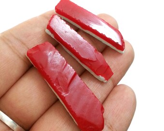 以下が含まれることがあります： 赤と白のキャンディーケーンが3本、ずらして並べて手に持たれています。キャンディーケーンの長さは約7.5cmです。