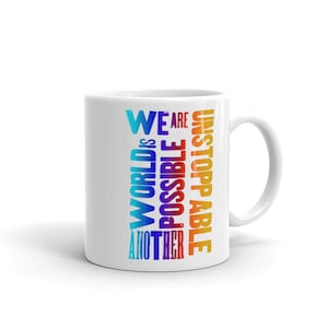 Könnte beinhalten: Weiße Keramiktasse mit einem bunten Design, auf dem "Another World is Possible We Are Unstoppable" steht.