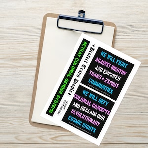 Pode incluir: Um conjunto de quatro adesivos preto e branco com texto colorido. Os adesivos apresentam mensagens sobre a luta contra a intolerância, a proteção das pessoas trans e a recuperação dos direitos cósmicos revolucionários.