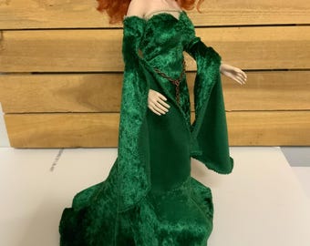 Vestido medieval verde para muñecas Phicen TBL a escala 1/6.