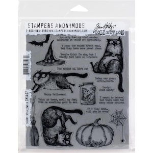 Könnte beinhalten: Ein Set mit neun transparenten Gummistamps mit Schwarzweißillustrationen von Katzen, Kürbissen, einem Hexenhut, einem Spinnennetz, einem Glas, einem Besen und einer Fledermaus. Die Stempel sind mit "Snarky Cat Halloween CMS407" beschriftet und enthalten Texte wie "Happy Halloween!" und "Süßes oder Saures, riech an meinen Füßen. Gib mir etwas Leckeres zu essen."