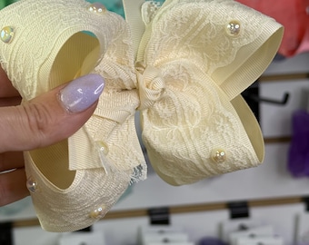 Lazo para el cabello de grosgrain con encaje de perlas - Perlas blancas/marfil - Boutique artesanal de 11,4-16,5 cm