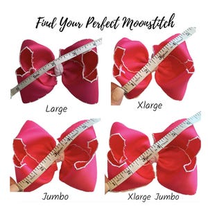 Pu&ograve; includere: Quattro fiocchi per capelli rosa di diverse dimensioni: Large, Xlarge, Jumbo e Xlarge Jumbo. Ogni fiocco &egrave; misurato con un metro a nastro in pollici. I fiocchi hanno finiture bianche e il testo "Find Your Perfect Moonstitch".