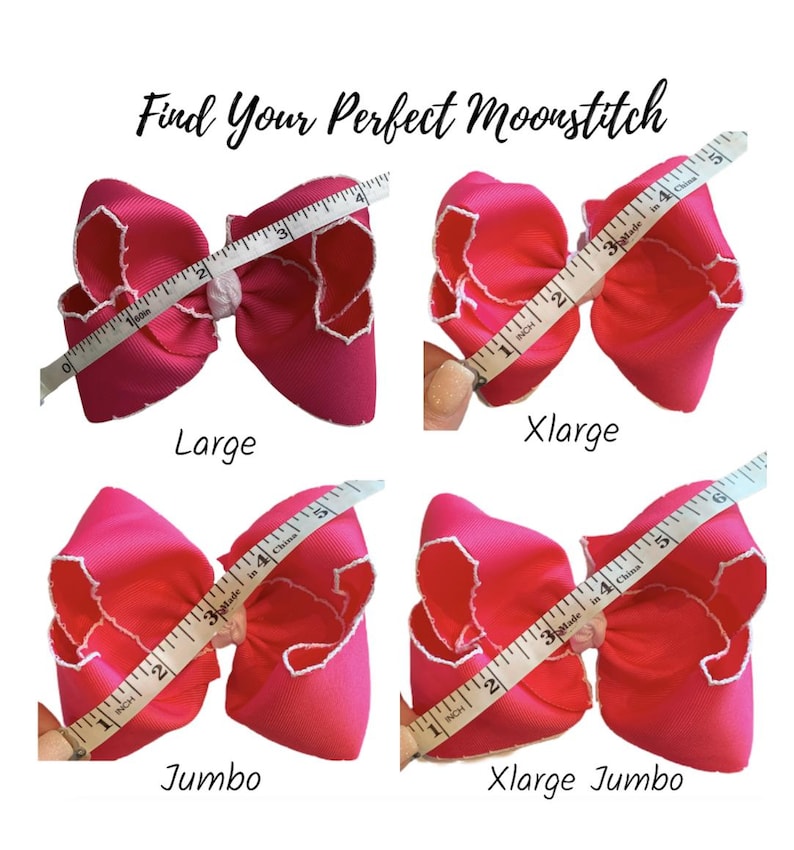Pu&ograve; includere: Quattro fiocchi per capelli rosa di diverse dimensioni: Large, Xlarge, Jumbo e Xlarge Jumbo. Ogni fiocco &egrave; misurato con un metro a nastro in pollici. I fiocchi hanno finiture bianche e il testo "Find Your Perfect Moonstitch".